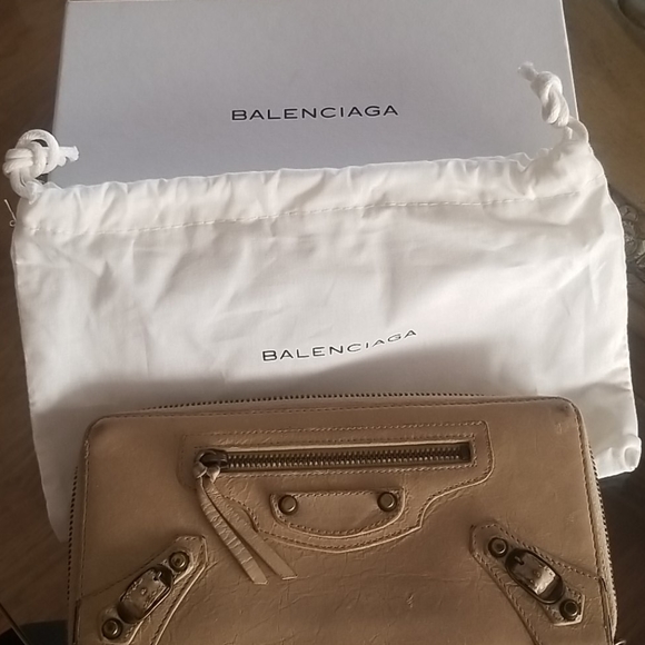 Balenciaga Handbags - Balenciaga cream city wallet
